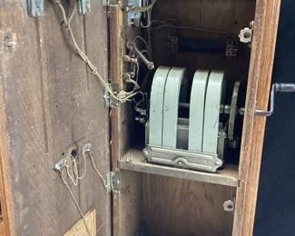 ANTIQUE WESTERN ELECTRIC WALL TELEPHONE MODEL 317 THIS MODEL WAS FIRST PRODUCED IN 1907. MAGNETO GENERATOR STILL INTACT