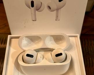 Apple AirPods Pro (MagSafe Charging Case)