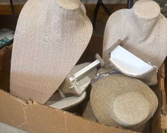 Professional jewelry displays 