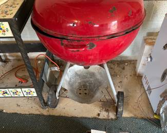 Large kettle charcoal grill. Needs a little TLC.