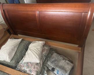 Queen size sleigh bed