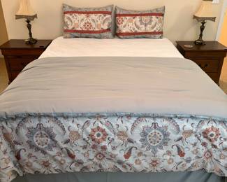 R3 - $25. Queen Size Comforter, Shams & Bedskirt. No tag. Like new!