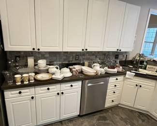 STILL AVAILABLE FOR SATURDAY! Feel free to send offers on anything you're interested in!