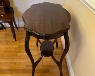 R26 - $125. English Mahogany Oval Shaped Table with Carved Legs. Top measures 27" x 18" x 27.75" tall. Solid and very sturdy. 