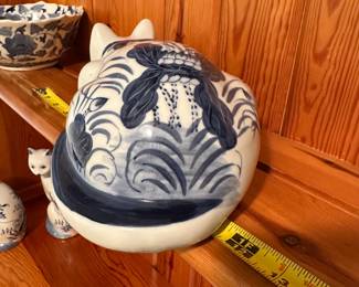 R84 - $25. Porcelain Cat. 