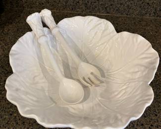 R59 - $30. Bordallo Pinheiro. Made in Portugal. Serving Bowl. In very good condition. 11" across. 