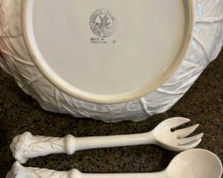 R59 - $30. Bordallo Pinheiro. Made in Portugal. Serving Bowl. In very good condition. 11" across. 