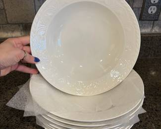 R58 - $75. Set of 8. Villeroy & Boch. Chateau Collection Cellini. Large 10" Pasta / Soup Bowl. 
