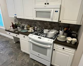 STILL AVAILABLE FOR SATURDAY! Feel free to send offers on anything you're interested in!