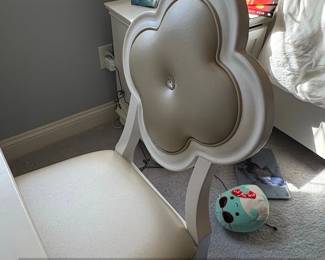 White Vanity Desk and Quatrefoil Back Chair Set third image
