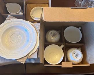 Mikasa Ultima Super Strong Fine China HK Antique White Dinnerware Set second image