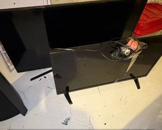 Insignia Class HD Roku TV   Samsung p HD Smart TV 