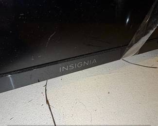 Insignia Class HD Roku TV   Samsung p HD Smart TV  second image