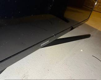 Insignia Class HD Roku TV   Samsung p HD Smart TV  third image