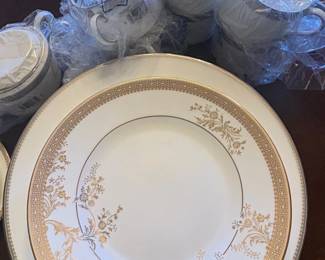 Vera Wang Wedgwood Vera Lace Gold Fine English Bone China Dinnerware Set