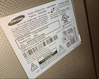 Insignia Class HD Roku TV   Samsung p HD Smart TV  fifth image