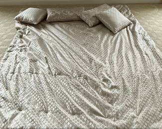 J. Queen New York Metropolitan Comforter Set