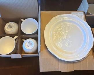 Mikasa Ultima Super Strong Fine China HK Antique White Dinnerware Set