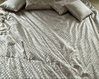 J. Queen New York Metropolitan Comforter Set second image