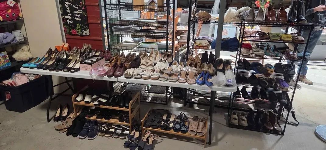 Tons of women's shoes sizes 6 to 10