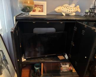 Sanyo LED TV, Vintage Ceramic Fish Lamp, Round Glass Bowl