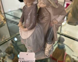 Jadro Little Couple Kissing