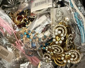 Necklaces, Brooches, Bracelets, Earrings, Watches, Jewelry Sets 