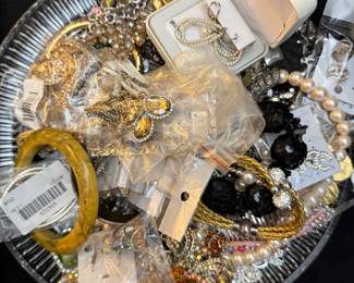 Necklaces, Brooches, Bracelets, Earrings, Watches, Jewelry Sets 