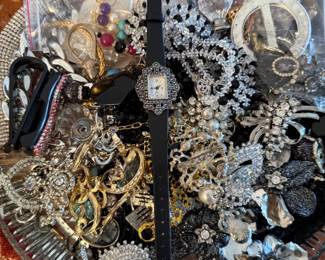 Necklaces, Brooches, Bracelets, Earrings, Watches, Jewelry Sets 