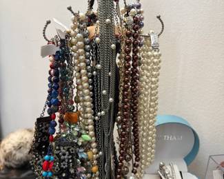 Necklaces, Brooches, Bracelets, Earrings, Watches, Jewelry Sets 