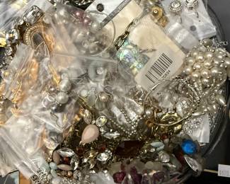 Necklaces, Brooches, Bracelets, Earrings, Watches, Jewelry Sets 