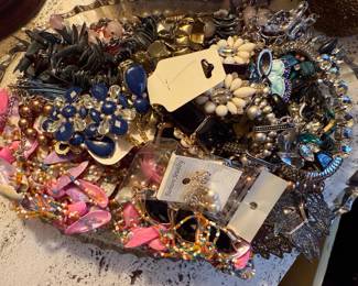 Necklaces, Brooches, Bracelets, Earrings, Watches, Jewelry Sets 