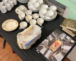 VINTAGE POTTERY AND GLASSWARE