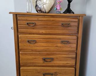 Oak chest of drawers