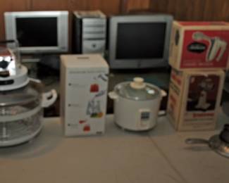 ASSORTED KITCHEN APPLIANCES
