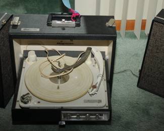 MAGNAVOX PORTABLE STEREO RECORD PLAYER