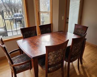 Dining Room Table and 6 chairs