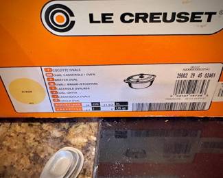Le Creuset NIB 5-quart oval Dutch oven