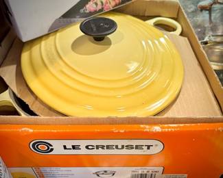 Le Creuset NIB 5-quart oval Dutch oven