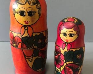 2 nesting dolls 