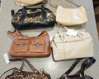 LARGE LOT OF NEW VINTAGE PURSES. NEW OLD STOCK