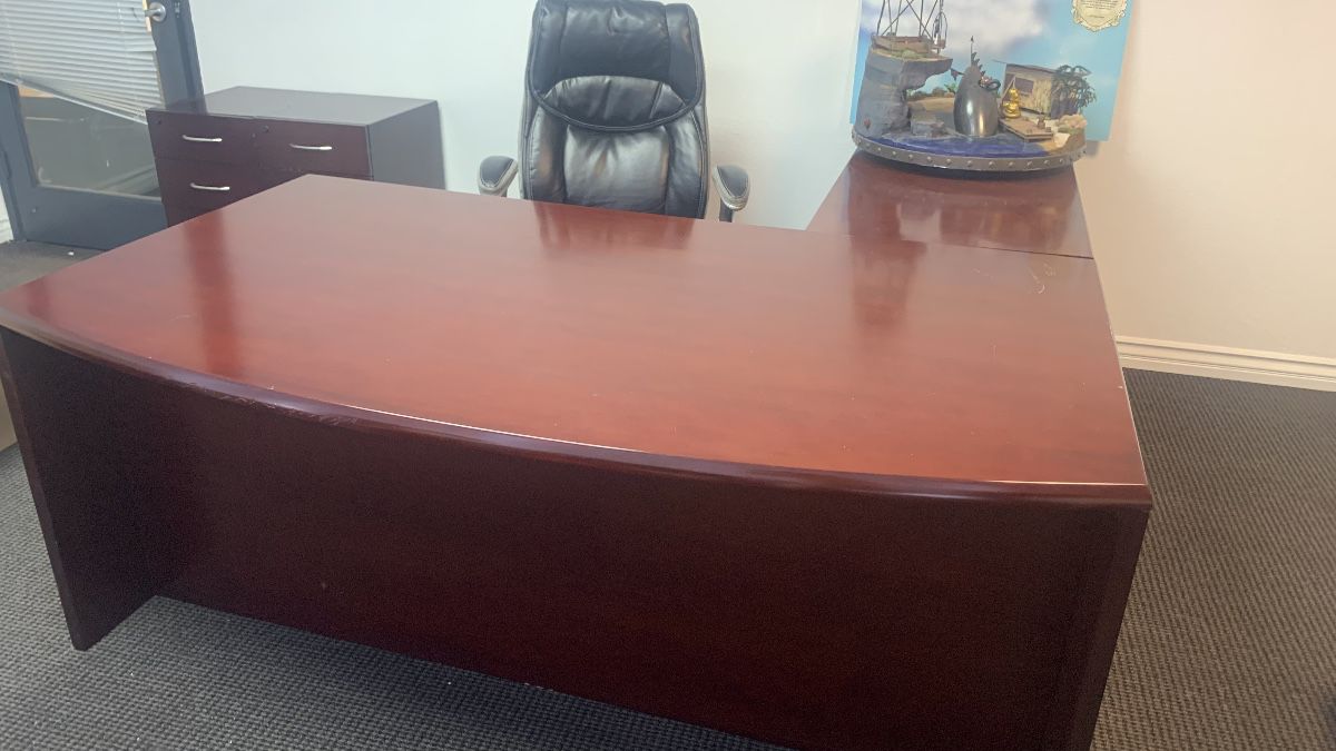 Beautiful executive desk, Large main office desk, 71 inch long , middle width 42 inch, 29 inch high, connecting rectangular desk 23in wide, 29 inch high, 46 in long. 2 cabinets 28 inch high, 31 inch long, 21inch width with handles. whole set for an unbeatable price $325.00