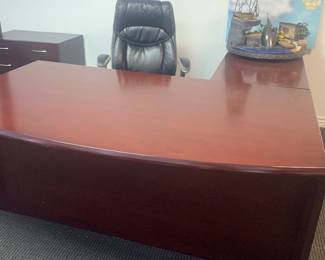 Beautiful executive desk, Large main office desk, 71 inch long , middle width 42 inch, 29 inch high, connecting rectangular desk 23in wide, 29 inch high, 46 in long. 2 cabinets 28 inch high, 31 inch long, 21inch width with handles. whole set for an unbeatable price $325.00