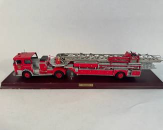 Franklin Mint 1965 Seagrave Aerial Ladder Fire Truck 1 32 DieCast w COA  Base