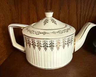 Vintage Sadler Ivory Ribbed Teapot with Gold Filigree