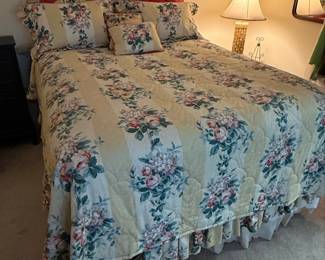 Vintage Lattice Queen Headboard and Floral Comforter Set
