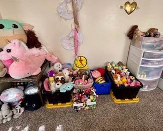 ALL SIZES OF STUFFED ANIMALS & SQUISHMALLOWS