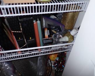 LARGE VARIETY OF DECOR