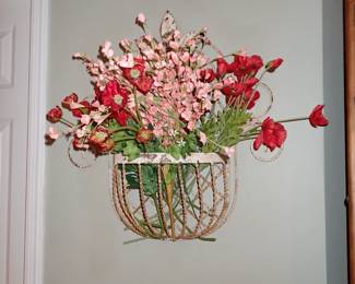 IRON WALL BASKET W/ FLOWERS