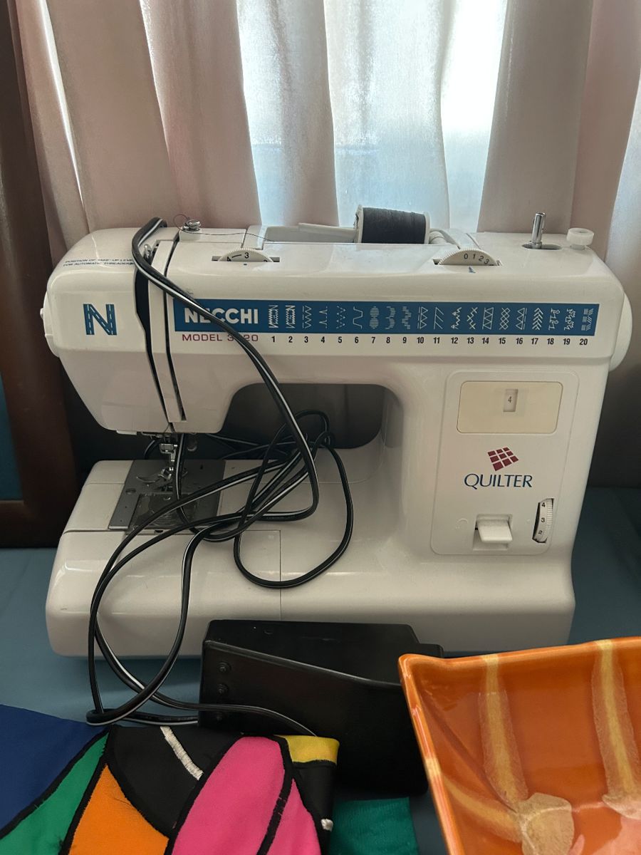 Sewing machine there are 2 different one at this sale